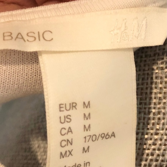 🕙 BASIC BRAND WHITE V SLEEVLESS TOP SIZE MEDIUM - Picture 5 of 8